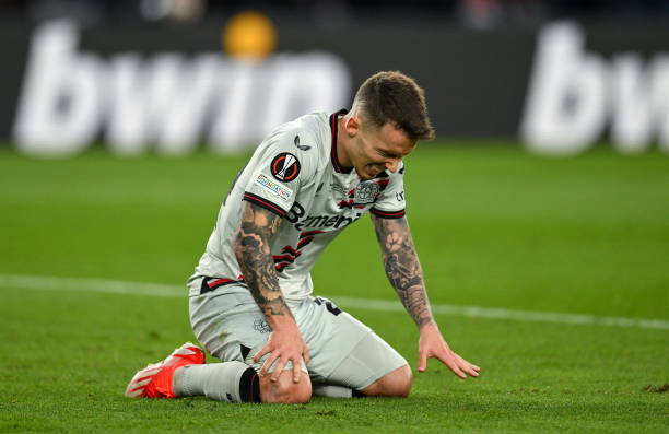 Hàng thủ Bayer Leverkusen bộc lộ điểm yếu chết người.