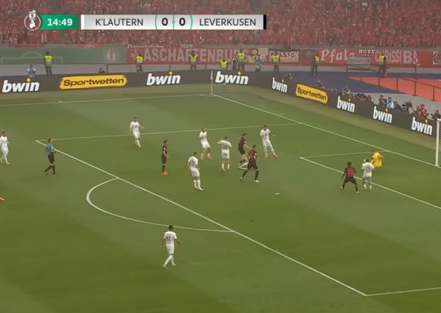 Phút 15, Leverkusen đáp trả khi Florian Wirtz đi bóng tự tin trước khi dứt điểm kỹ thuật. Đáng tiếc, thủ môn Julian Krahl đã chơi tập trung ở tình huống này.