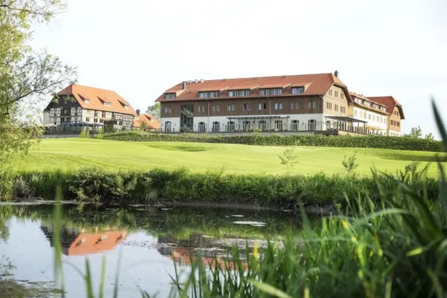 Khu nghỉ dưỡng có 45 lỗ golf.