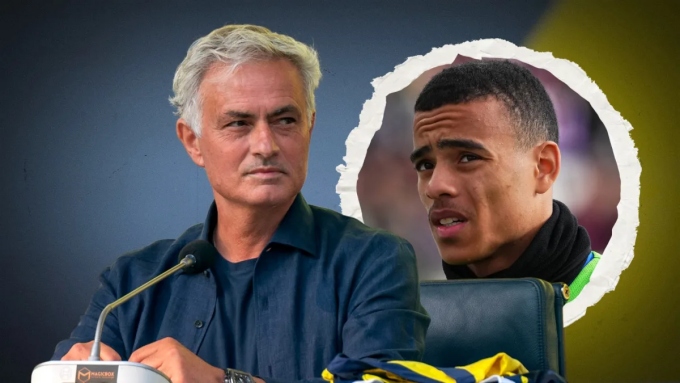Jose Mourinho dang tay đón Mason Greenwood.