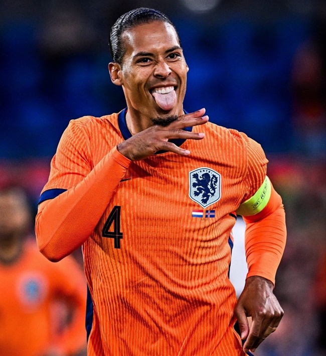 Bước sang hiệp 2, thầy trò HLV Ronald Koeman còn bắn phá khung thành đối thủ dữ dội hơn. Virgil van Dijk đánh đầu nối thành công để hạ gục thủ thành Hakon Rafn Valdimarsson.