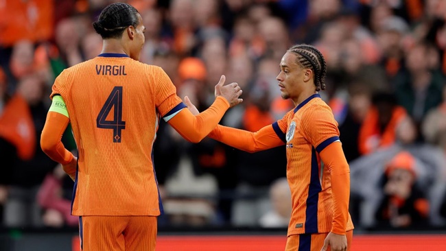 Trung vệ Liverpool trải qua trận giao hữu thứ 2 liên tiếp lập công cho Hà Lan. Phong độ săn bàn đáng gờm của người đeo băng đội trưởng.