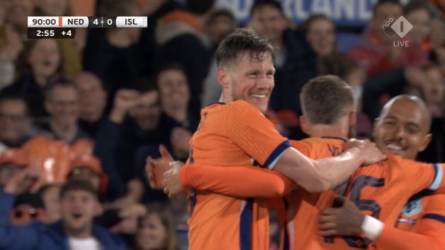 Wout Weghorst ấn định tỷ số 4-0 cho đội chủ nhà sau cú chạm bóng tinh tế. Hà Lan phản công chớp nhoáng để đánh gục Iceland.