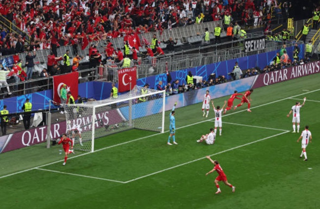 Thừa thắng xông lên, Kenan Yıldız của Juventus nhân đôi cách biệt cho tập thể áo đỏ. Song, VAR từ chối pha lập công vì lỗi việt vị.