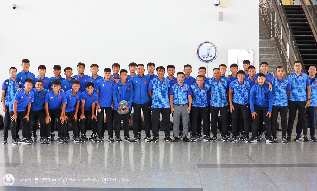 U16 Việt Nam chụp ảnh lưu niệm trước khi lên đường sang Indonesia. Ảnh: VFF.