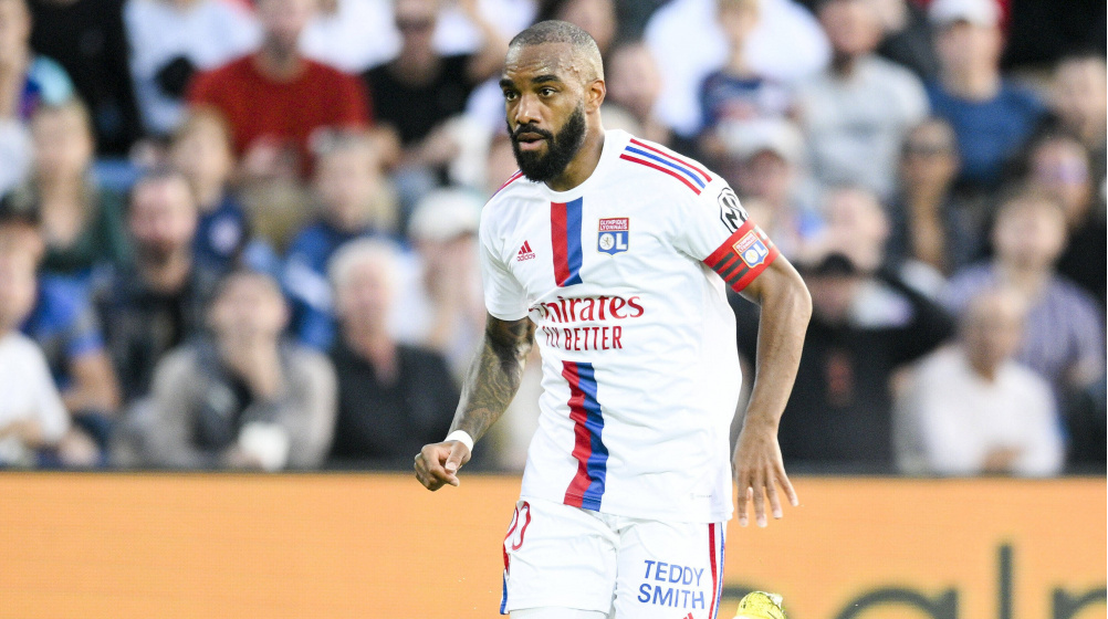 Lacazette từ chối sang Ả Rập thi đấu.