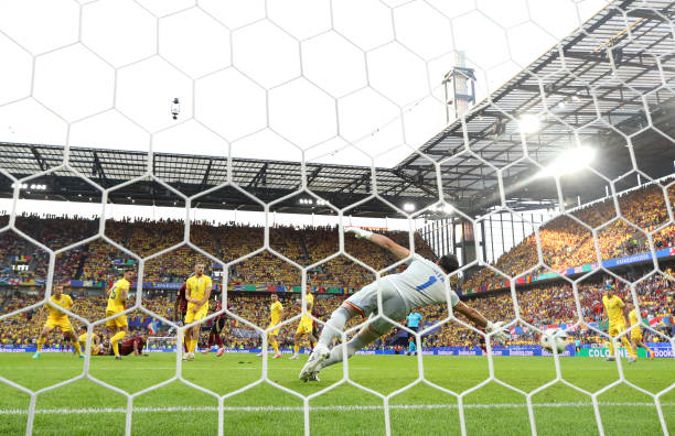 Trong cả 6 lần tham dự EURO, ĐT Romania chưa bao giờ giành được chiến thắng ở loạt trận thứ hai của vòng bảng (hòa 2, thua 4).