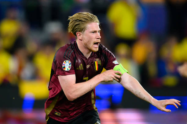 Trước Romania, không một cầu thủ nào có số pha dứt điểm (5), số cú sút trúng đích (3), số pha tắc bóng (4) và số lần bị phạm lỗi (4) nhiều hơn De Bruyne.