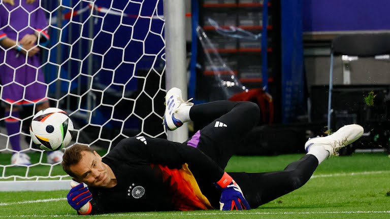 Xua đi nỗi buồn giai đoạn chấn thương và gặp sự cố tại Bayern Munich, Neuer tiếp tục là chốt chặn đáng tin cậy nơi khung gỗ.
