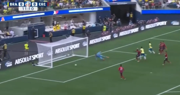 Rodrygo sút bóng chệch khung thành Costa Rica.