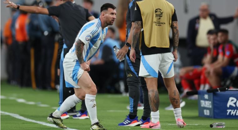 Messi bị đau trong hiệp một.