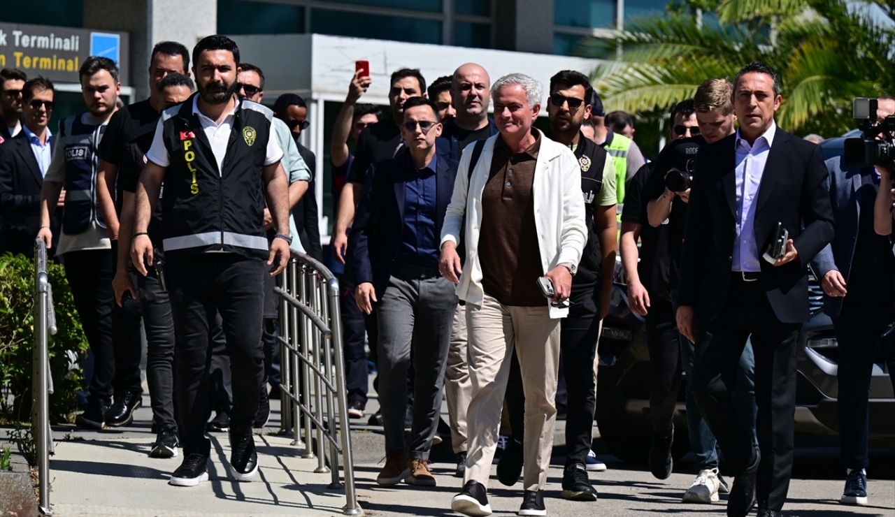 Theo truyền thông Thổ Nhĩ Kỳ, nhiều người hâm mộ chào đón màn ra mắt của Mourinho tại đây.