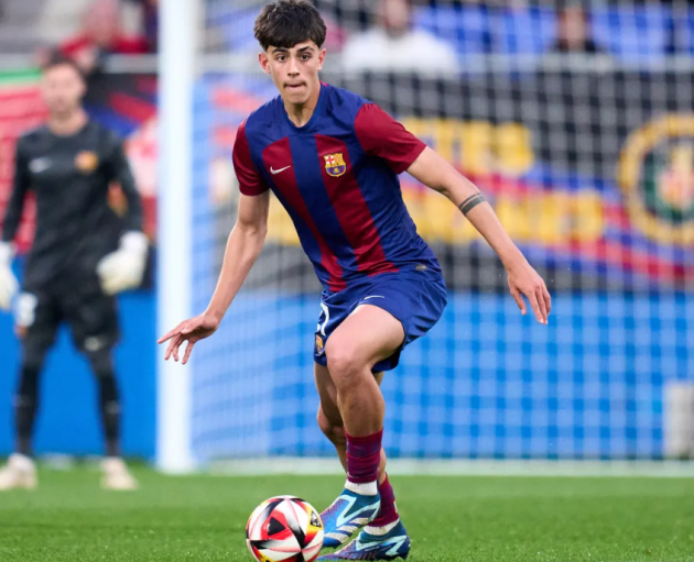 Marc trong màu áo đội trẻ Barcelona.