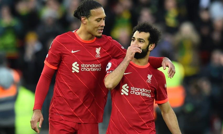 Owen khuyên Slot không bán Van Dijk (trái) và Salah (phải).