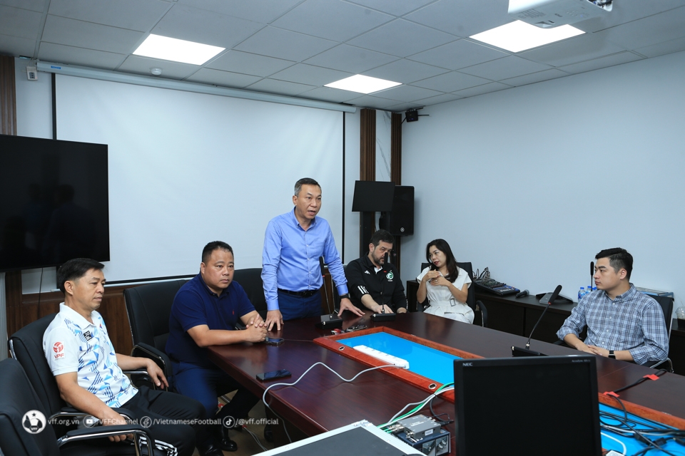 Chủ tịch VFF, ông Trần Quốc Tuấn phát biểu tại ngày khai mạc lớp tập huấn trọng tài VAR. Ảnh: VFF.