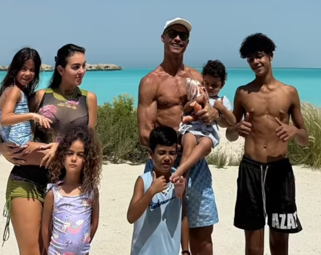 Ronaldo nghỉ mát cùng gia đình.