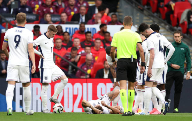John Stones đã dính chấn thương khi cầu thủ Jon Dagur Thorsteinsson vô tình tiếp đất vào mắt cá chân của anh trong hiệp một.