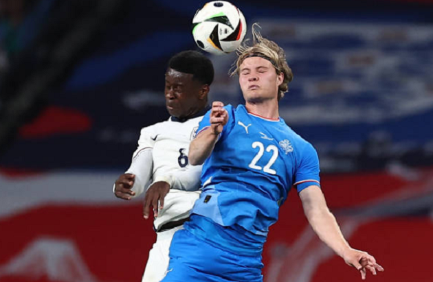 Anh gây ấn tượng với những pha không chiến dũng mãnh. Cầu thủ này có 6/9 pha không chiến thành công. Trong khi đó, anh cũng sở hữu 3/5 pha tranh chấp thắng ở trên mặt đất.