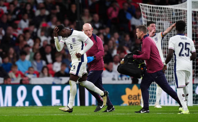 Cách chơi của trung vệ này đơn giản và không ngại va chạm. Anh cũng dính chấn thương nhẹ ở vùng đầu nhưng vẫn có thể thi đấu đến hết trận.