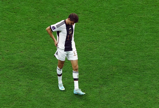 Thomas Muller và đội tuyển Đức phải tìm nơi tập luyện mới.