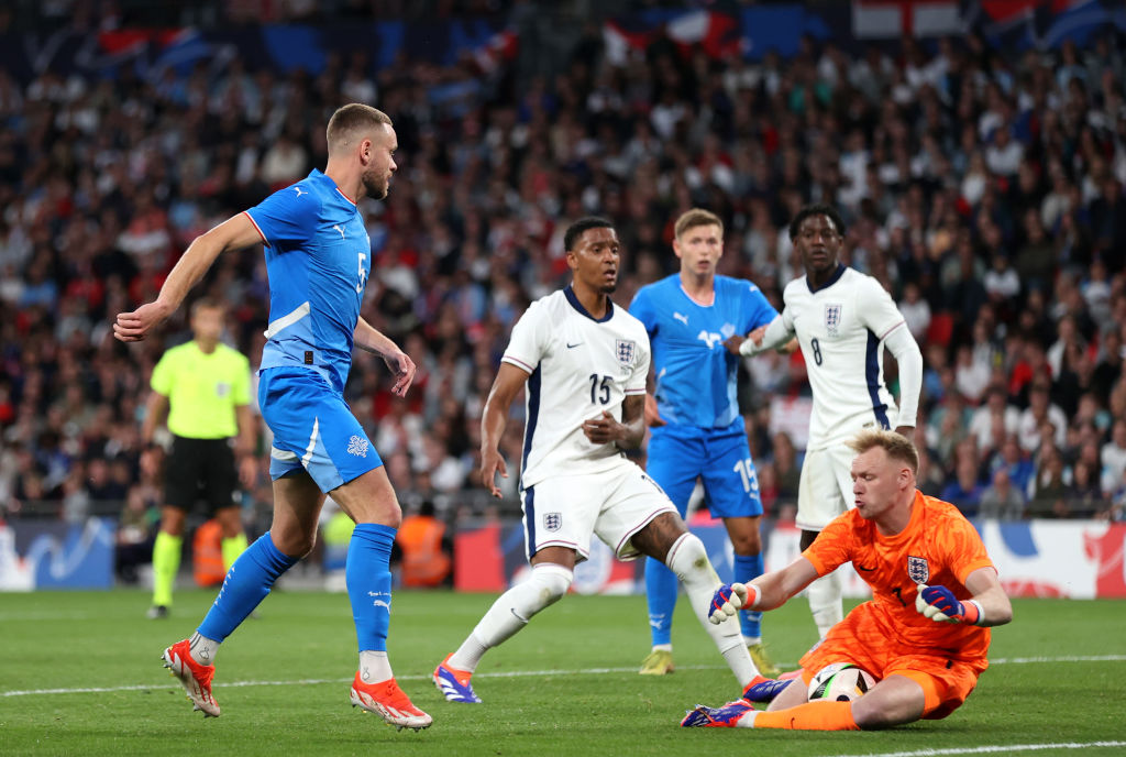 Phút 12, Iceland thoải mái triển khai bóng từ vị trí thủ môn lên đến sát vùng cấm Anh. Từ đường chuyền của Haraldsson, Thorsteinsson tung cú sút căng vào góc gần, đánh bại thủ thành Aaron Ramsdale, trước sự ngỡ ngàng của tất cả.