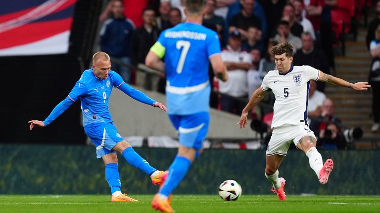 Với đẳng cấp và thực lực vượt trội, Tam sư được kỳ vọng sẽ thắng dễ đối thủ. Tuy nhiên, cú sốc đã xảy ra ngay tại Wembley.