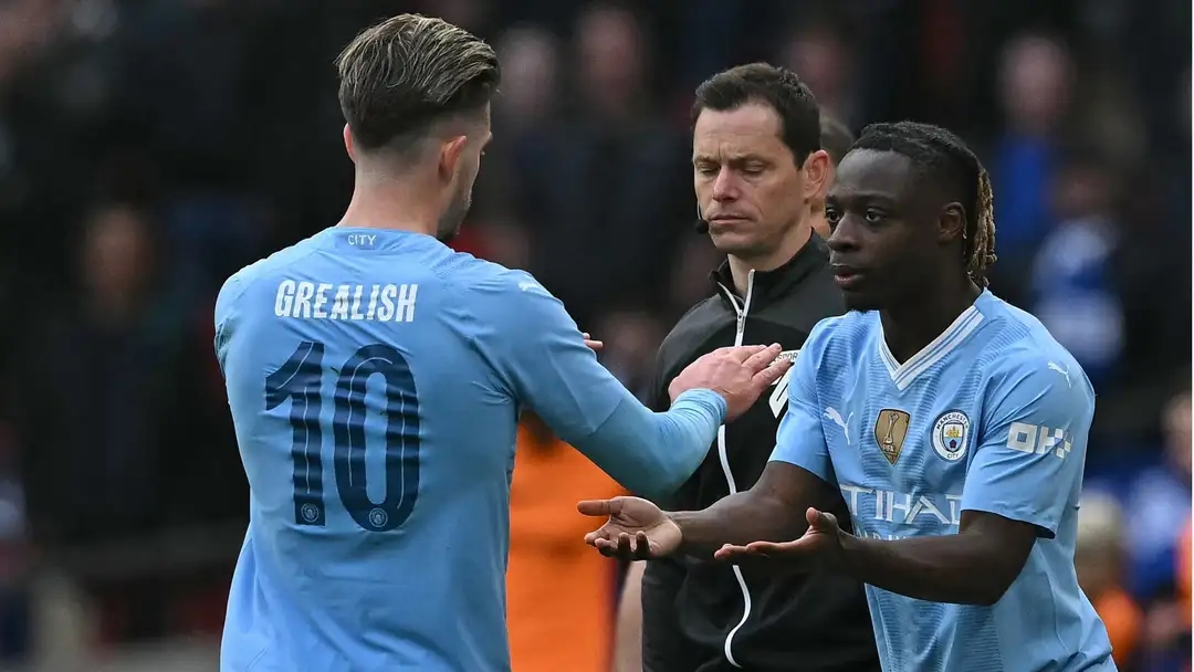 Doku đẩy Grealish lên băng ghế dự bị.