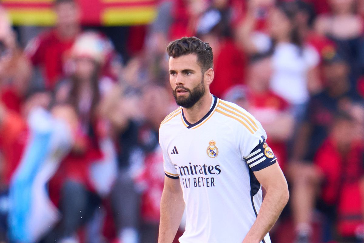 7. Nacho: Trung vệ kỳ cựu này đã gia nhập Real từ năm 11 tuổi. Sau 23 năm cống hiến, có lẽ thời gian của Nacho tại sân Bernabeu chuẩn bị đi đến hồi kết. Kền Kền Trắng quyết định để cầu thủ 34 tuổi tự xem xét tương lai bản thân, còn tờ ESPN dự đoán Nacho sẽ dứt áo ra đi sau 1 mùa bóng thành công.