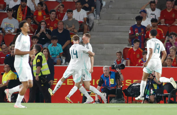 Trong trận giao hữu cuối cùng của Tây Ban Nha trước thềm EURO 2024 gặp Bắc Ireland, đội chủ nhà bất ngờ bị dội gáo nước lạnh ở ngay phút thứ 2. Xuất phát từ một tình huống đá phạt, Caolan Boyd-Munce tạt bóng như đặt vào trong để Daniel Ballard bật cao đánh đầu hiểm hóc, đưa thầy trò Michael O'Neill vượt lên dẫn trước 1-0.