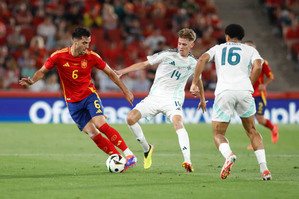 Phút 77, nhận đường treo bóng như đặt của Dani Carvajal, Mikel Merino thoát xuống bên hành lang cánh phải trước khi thực hiện đường chuyền vào trong để Joselu tung ra cú dứt điểm 1 chạm. Tuy nhiên, tiền đạo này lại đưa bóng đi vọt xà ở khoảng cách chưa đầy 10 mét.