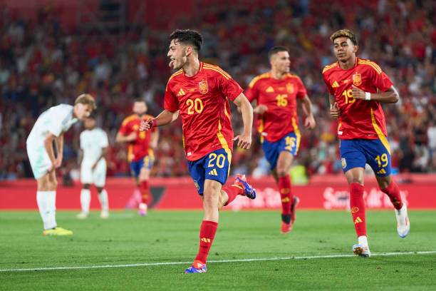 Phút 12, nhận đường chuyền trực diện của Nacho Fernandez, Pedri đi bóng thêm vài nhịp trước khi tung ra cú sút xa đẹp mắt từ khoảng cách gần 30 mét, không cho thủ thành Bailey Peacock-Farrell bất cứ cơ hội cản phá nào, gỡ hòa 1-1 cho Tây Ban Nha.