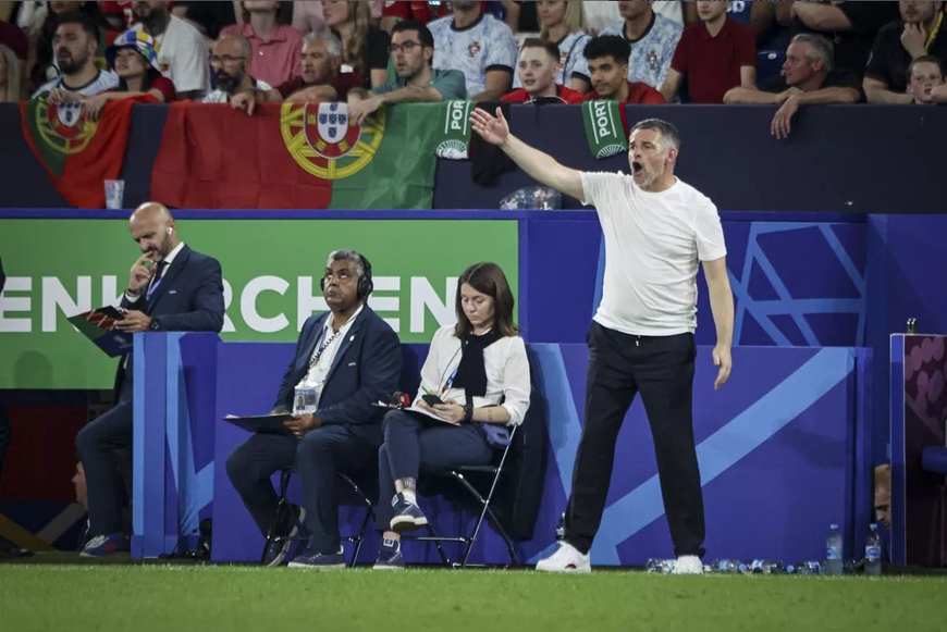 HLV Sagnol (áo phông trắng) phàn nàn về trọng tài sau trận thua Tây Ban Nha.