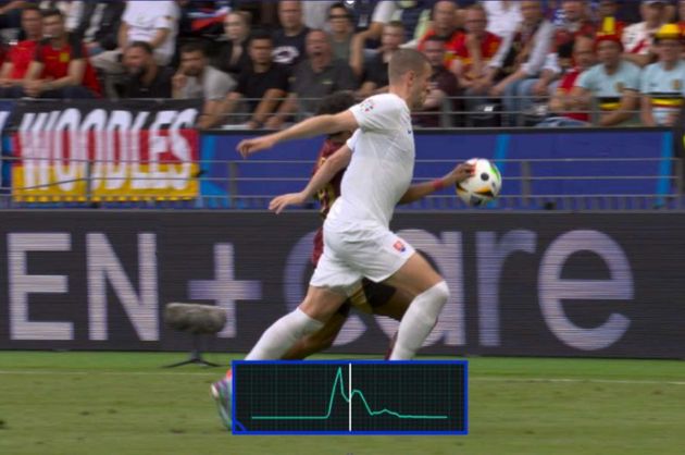 “Công nghệ bóng kết hợp” cung cấp nhiều thông tin quan trọng cho tổ trọng tài.