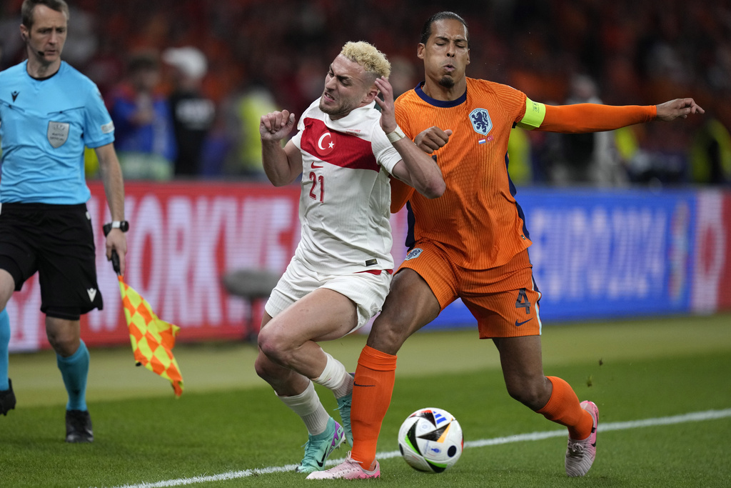 Baris Alper Yilmaz đụng độ Van Dijk ở EURO 2024.