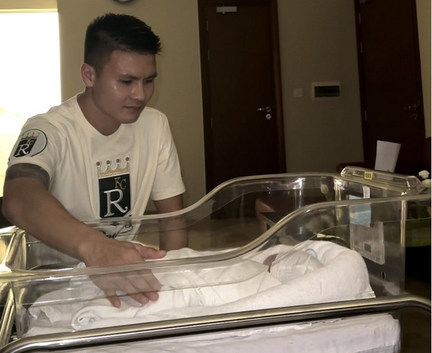 Nguyễn Quang Hải hạnh phúc đón con đầu lòng.