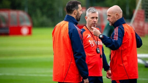 Rene Hake và Ruud van Nistelrooy là hai thành viên mới được bổ sung vào đội ngũ ban huấn luyện của Man Utd.