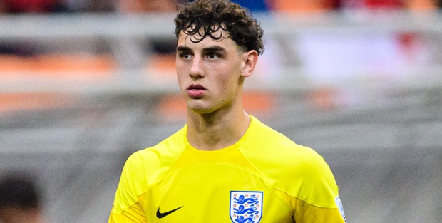 Arsenal chiêu mộ Tommy Setford.