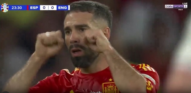 Sau khi đứng dậy, Saka đòi trọng tài rút thẻ vàng với hậu vệ Tây Ban Nha. Đáp lại, Daniel Carvajal cho rằng Saka đang 'khóc nhè' và sẽ chẳng có chiếc thẻ phạt nào cả.