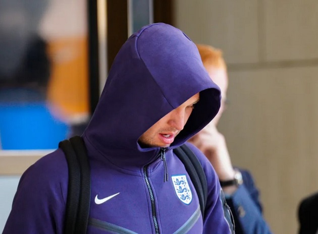 John Stones vẫn đội mũ trùm đầu khi tìm cách lên xe buýt.