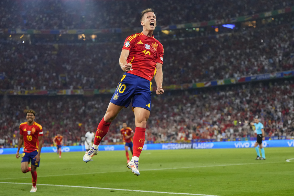 Dani Olmo là bước ngoặt giúp Tây Ban Nha vô địch EURO 2024. Trước giải, tiền vệ 26 tuổi chỉ được coi như kép phụ cho vị trí hộ công của Pedri nhưng khi ngôi sao của Barcelona dính chấn thương nặng ở trận tứ kết với Đức, Olmo đã thi đấu xuất sắc trong 3 trận đấu còn lại với 2 bàn thắng cùng 1 kiến tạo.