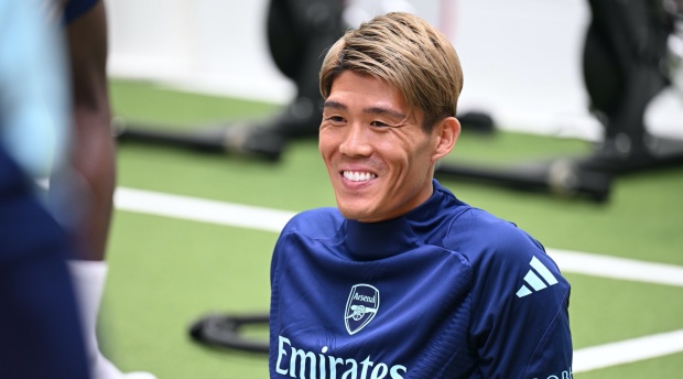Hậu vệ Tomiyasu Takehiro gây chú ý khi anh thay đổi kiểu tóc trước khi bước vào mùa giải mới. Hồi tháng 3/2024, cầu thủ Nhật Bản được Arsenal gia hạn hợp đồng đến tháng 6/2026, kèm điều khoản tự gia hạn thêm một năm.