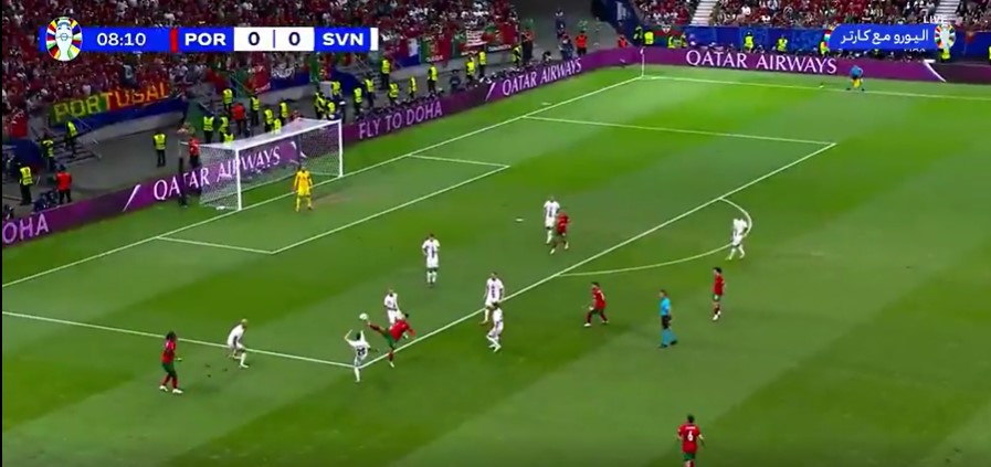 Phút ngẫu hứng của Ronaldo bắt đầu khi anh tâng bóng qua đầu một cầu thủ Slovenia ngay trước vòng cấm.
