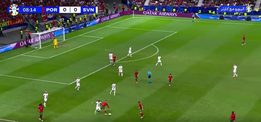Và cầu thủ theo kèm Ronaldo đã thực sự ức chế và gần như đẩy ngã ngôi sao này.