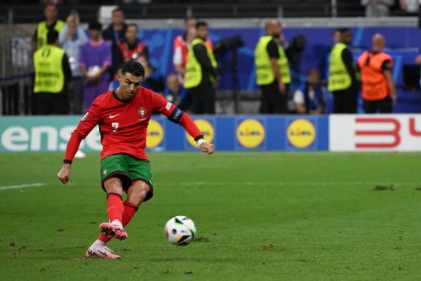 Mọi thứ sẽ trở nên hoàn hảo nếu Ronaldo thực hiện thành công quả phạt đền ở hiệp phụ. Đáng tiếc cú sút của anh đã bị Jan Oblak bắt bài.
