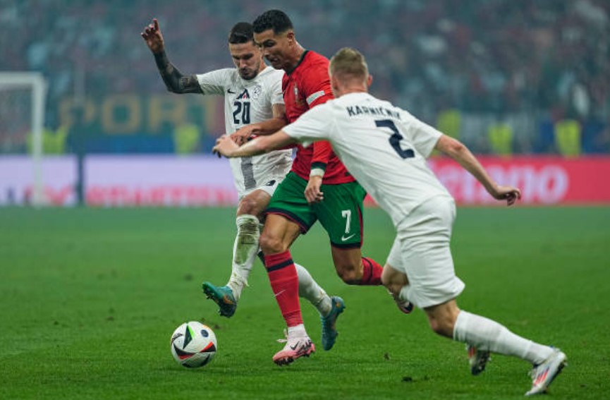 Đây là trận đấu mà Ronaldo chơi cực kỳ nỗ lực. Ở tuổi 39, anh thi đấu đủ 120 phút và có 8 cú sút hướng về khung thành Slovenia.