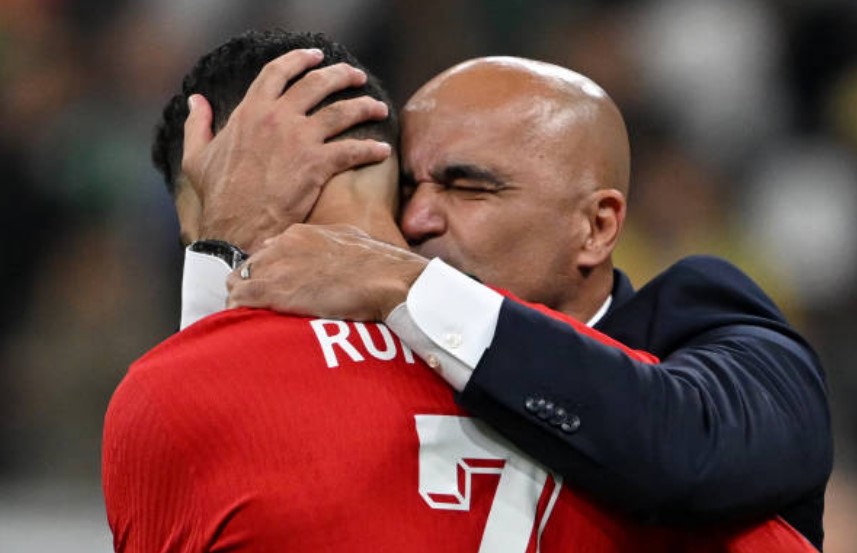 Tuy nhiên, khi trận đấu phải kéo vào những loạt đấu súng trên chấm phạt đền, chính Ronaldo một lần nữa nhận trọng trách sút đầu tiên cho Bồ Đào Nha. Lần này anh thành công trong sự vỡ òa cảm xúc của BHL cũng như NHM Bồ Đào Nha.