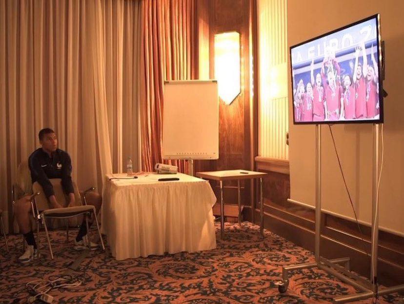 Mbappe dõi theo hành trình vô địch châu Âu của Ronaldo.