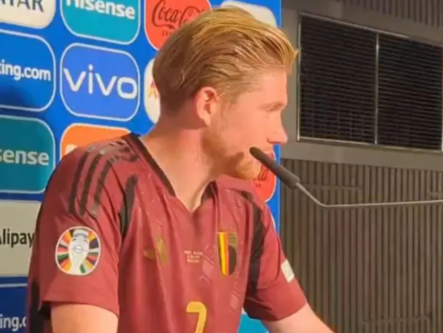 De Bruyne bực bội với câu hỏi của phóng viên.