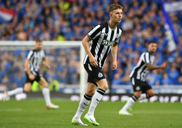 Joe White thi đấu khá tốt ở hàng tiền vệ Newcastle.