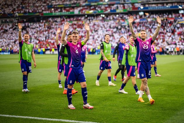 Đội tuyển Đức, trong chiếc áo đấu cực kỳ nổi bật, ăn mừng chiến thắng 2-0 trước Hungary tại EURO 2024.